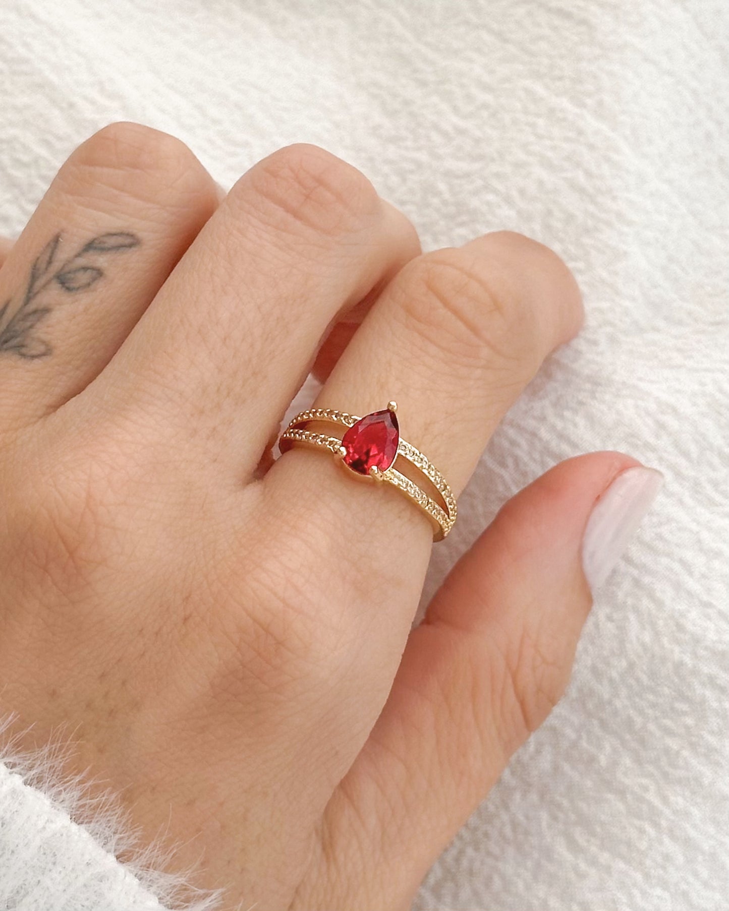 Anel Gota com Pedra Rubi Zircônias em Ouro Semijoia Sofisticada