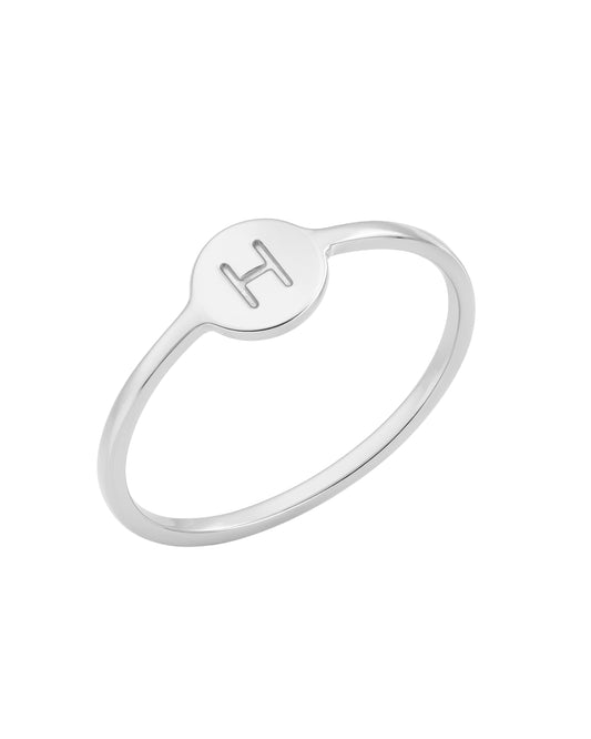 Anel com Inicial em Prata – Semijoia Minimalista