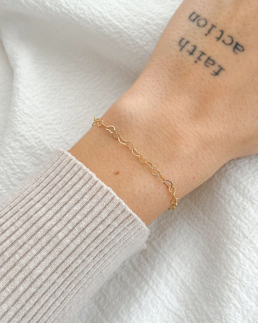 Pulseira Corações Vazados em Ouro Semijoia Minimalista Romântica