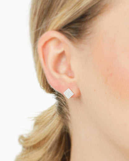 Brinco Cravejado com Zircônias em Prata Semijoia Clássica e Elegante