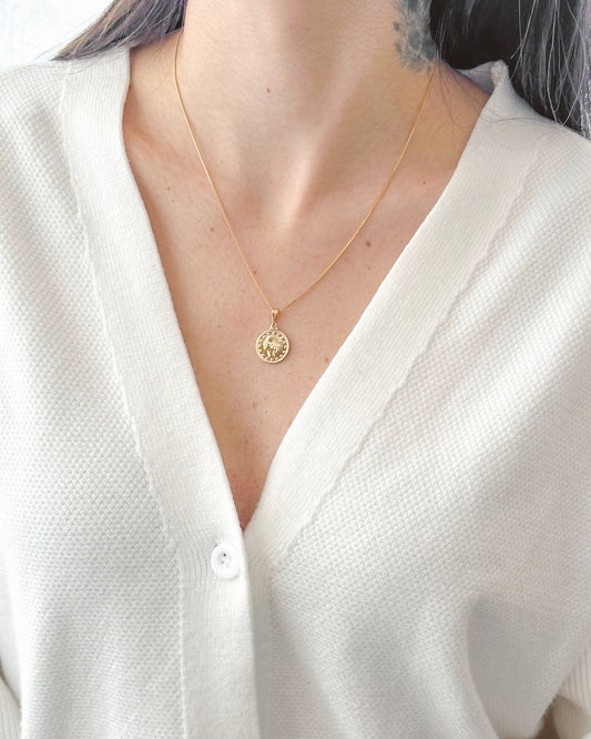 Colar Medalha Imperial em Ouro Semijoia Clássica Atemporal