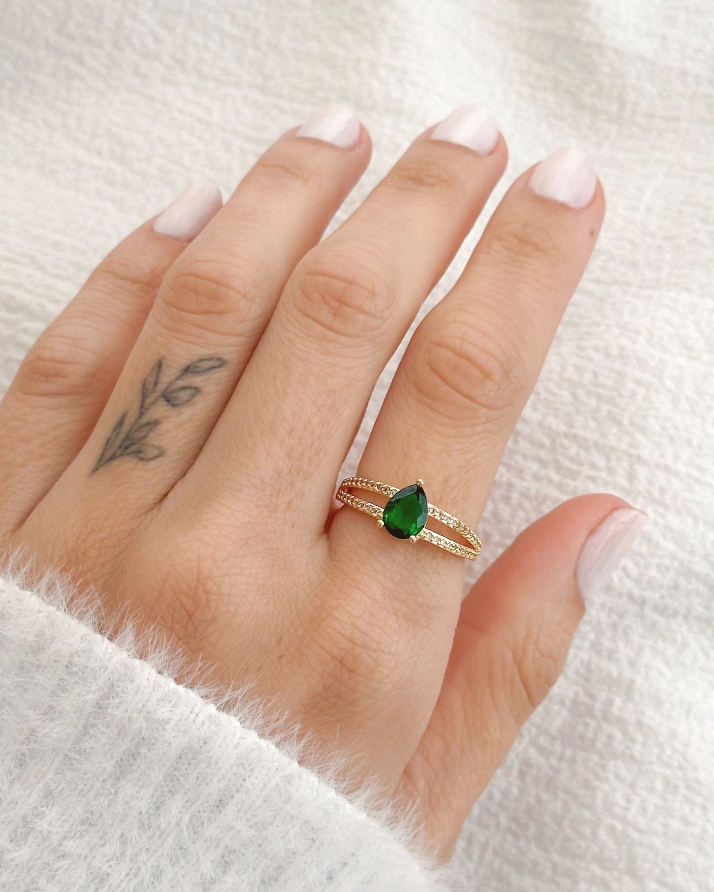 Anel Gota com Pedra Verde Zircônias em Ouro Semijoia Sofisticada