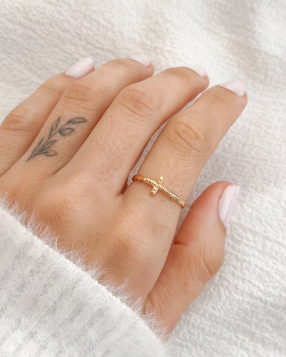 Anel Cruz Delicado em Ouro Semijoia Minimalista