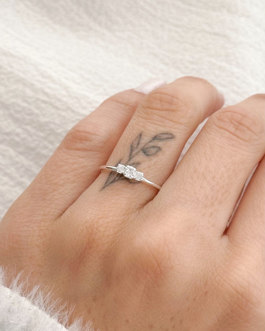 Anel Trio de Zircônias em Prata Semijoia Delicada