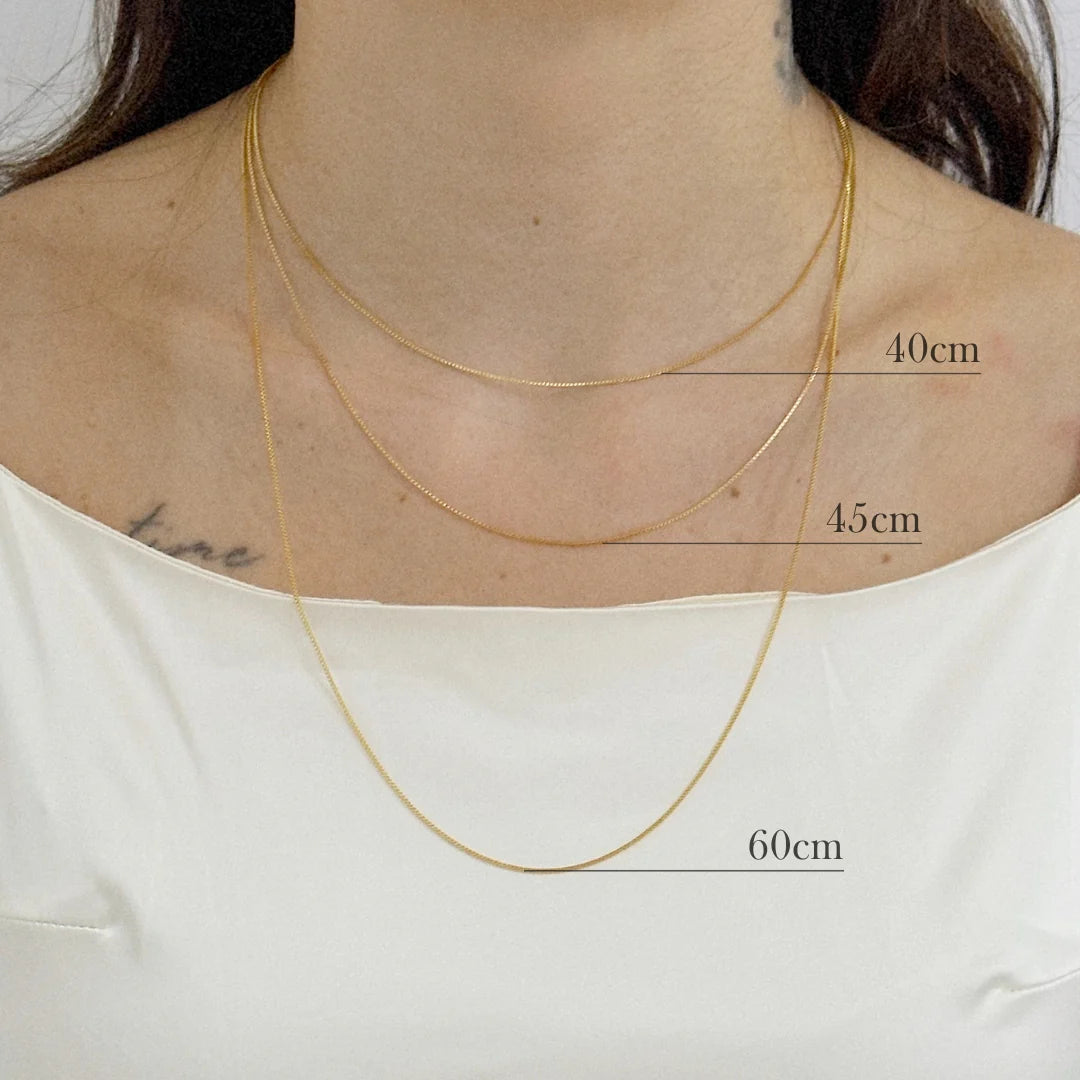 Colar Placa P com Inicial em Prata Semijoia Unissex Minimalista