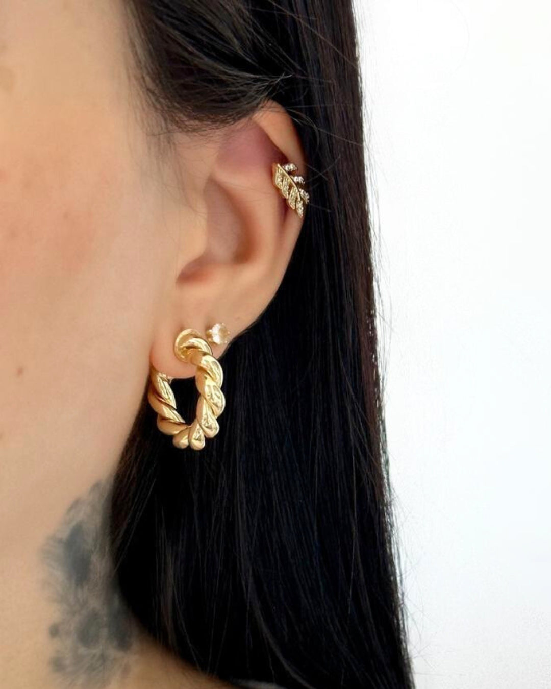 Brinco Argola Torcida em Ouro Semijoia Moderna Sofisticada