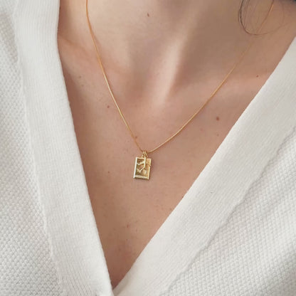 Colar Passaporte em Ouro Semijoia Minimalista