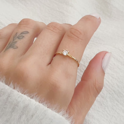 Anel Solitário com Pedra Branca em Ouro Semijoia Delicada Brilho Atemporal