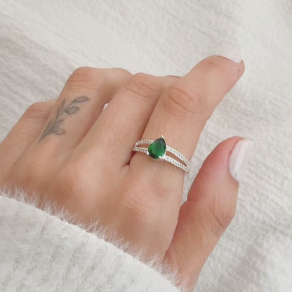 Anel Gota com Pedra Verde Zircônias em Prata Semijoia Sofisticada