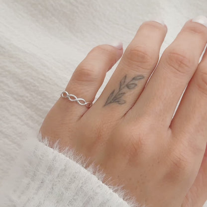 Anel Infinito em Prata Semijoia Ajustável