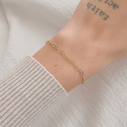 Pulseira Corações Vazados em Ouro Semijoia Minimalista Romântica