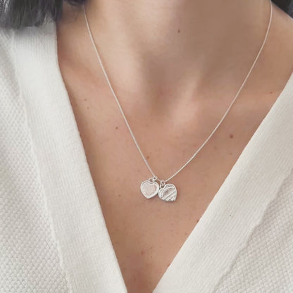 Colar Dois Corações em Prata Pingente Duplo Semijoia Significado Amor Conexão