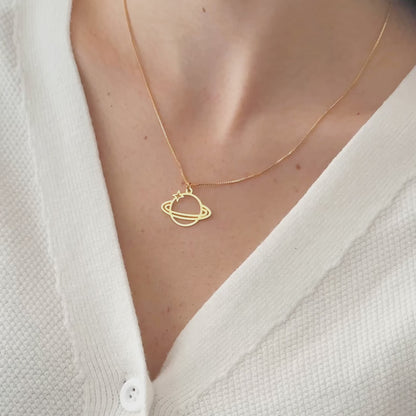 Colar Saturno em Ouro Semijoia Minimalista