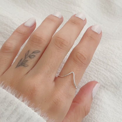 Anel Onda Minimalista em Prata Semijoia Orgânico e Delicado