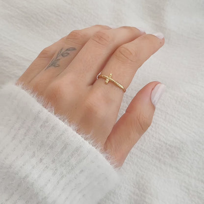 Anel Cruz Delicado em Ouro Semijoia Minimalista