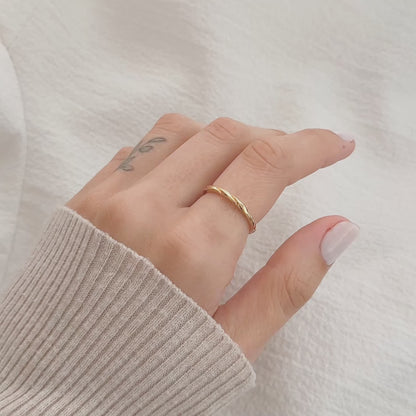 Anel Fino Torcido em Ouro Semijoia Minimalista