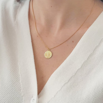 Colar Medalha Rainha Elizabeth em Ouro Semijoia Minimalista