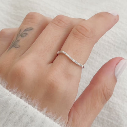 Anel Fino com Zircônias Cravejado em Prata Semijoia Minimalista