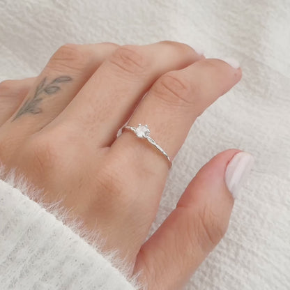 Anel Solitário com Pedra Branca em Prata Semijoia Delicada Brilho Atemporal