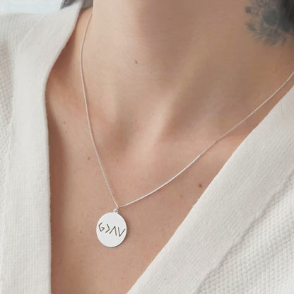 Colar Símbolos em Prata Semijoia Símbolo Deus é Maior que Altos e Baixos