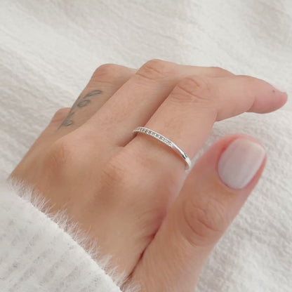 Anel Aparador Cravejado em Prata Semijoia Delicado Meia Aliança