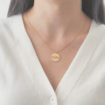 Colar Símbolos em Ouro Semijoia Símbolo Deus é Maior que Altos e Baixos